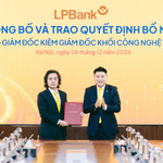 Ông Nguyễn Đức Thụy, Chủ tịch Hội đồng quản trị LPBank trao quyết định bổ nhiệm cho ông Lưu Danh Đức