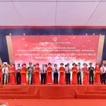 Các đại biểu thực hiện nghi thức khánh thành công trình dự án đầu tư xây dựng, tu bổ và tôn tạo quần thể di tích Bến K15