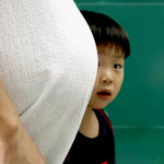 “Giông tố” tài chính khiến gia đình trẻ ngại sinh con