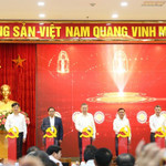 Tổng Bí thư Tô Lâm, Thủ tướng Chính phủ Phạm Minh Chính, Thường trực Ban Bí thư Trần Cẩm Tú cùng các đồng chí lãnh đạo thực hiện nghi thức nhấn nút khai trương 3 nền tảng số phục vụ triển khai Nghị quyết 57-NQ/TW