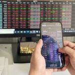 Chứng khoán đang nhạy với thông tin thuế quan, nhà đầu tư nên làm gì khi VN-Index lại vượt 1.300 điểm?