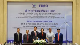 Ông Nguyễn Anh Khoa, Đại diện VinEnergo (thứ 3 từ trái sáng) và ông Bùi Hồng Quang, Giám đốc Trung tâm FIMO (thứ 2 từ phải sang) trao biên bản ghi nhớ hợp tác
