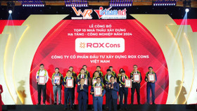 Ông Mai Xuân Diệu, Tổng Giám đốc ROX Cons nhận chứng nhận xếp hạng từ Vietnam Report