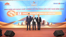 Thứ trưởng Bộ Xây dựng Bùi Xuân Dũng và Chủ Tịch Tổng hội Xây Dựng Việt Nam TS. Đoàn Việt Dũng trao giải “Nhà thầu xây dựng chất lượng, uy tín hàng đầu Việt Nam năm 2024” cho đại diện SCG Group