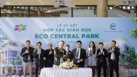 Ông Dương Trọng Thiết, Tổng giám đốc Eco Central Park (bên phải) và TS. Lê Trường Tùng, Tổng Giám đốc FPT Education, tập đoàn FPT (bên trái) tại lễ kí kết