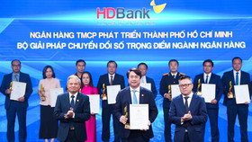 Ông Nguyễn Văn Hảo, Phó Tổng Giám đốc HDBank đại diện ngân hàng nhận giải Chuyển đổi số Việt Nam 2025