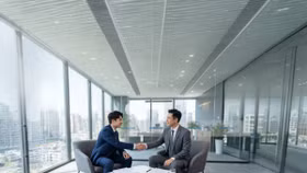 Khách hàng giao dịch tại Eximbank