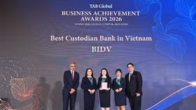 Đại diện BIDV nhận giải thưởng từ TAB