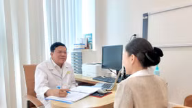 TTƯT, BSCKII Nguyễn Đình Vũ thăm khám cho người bệnh