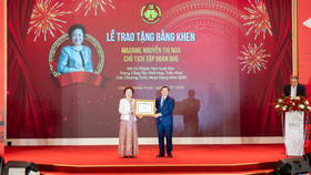 Ông Lại Xuân Môn, Uỷ viên Ban chấp hành Trung ương Đảng, Phó Trưởng ban Thường trực Ban Tuyên giáo và Dân vận Trung ương trao tặng Bằng khen cá nhân cho bà Nguyễn Thị Nga, Chủ tịch Tập đoàn BRG