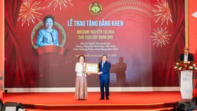 Ông Lại Xuân Môn, Uỷ viên Ban chấp hành Trung ương Đảng, Phó Trưởng ban Thường trực Ban Tuyên giáo và Dân vận Trung ương trao tặng Bằng khen cá nhân cho bà Nguyễn Thị Nga, Chủ tịch Tập đoàn BRG