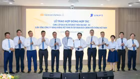 Vietnam Airlines “bắt tay” VNPT triển khai dịch vụ Internet trên không cho máy bay A350