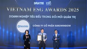 Ông Vũ Mạnh Dũng, Giám đốc kinh doanh Eurowindow đón nhận giải thưởng Vietnam ESG Awards 2025