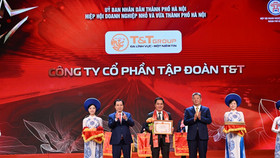 Ông Mai Xuân Sơn, Tổng Giám đốc đại diện Tập đoàn T&T Group nhận Bằng khen của Chủ tịch UBND thành phố Hà Nội