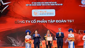 Ông Mai Xuân Sơn, Tổng Giám đốc đại diện Tập đoàn T&T Group nhận Bằng khen của Chủ tịch UBND thành phố Hà Nội