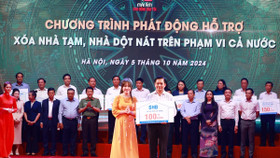 Bà Ninh Thị Lan Phương, Phó Tổng Giám đốc SHB đại diện Ngân hàng trao tặng 100 tỷ đồng cho tỉnh Sóc Trăng