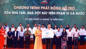 Bà Ninh Thị Lan Phương, Phó Tổng Giám đốc SHB đại diện Ngân hàng trao tặng 100 tỷ đồng cho tỉnh Sóc Trăng