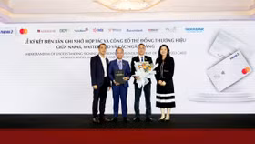 Ông Nguyễn Vĩnh Tuyên, Phó Tổng Giám đốc Nam A Bank (thứ hai từ trái sang) tham dự ký kết biên bản ghi nhớ hợp tác