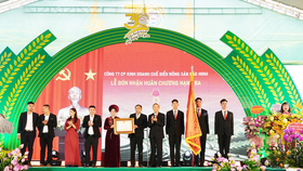 Thừa ủy quyền Chủ tịch nước, Thứ trưởng Bộ Nông nghiệp và Môi trường Phùng Đức Tiến đã trao Huân chương Lao động hạng Ba cho Công ty Cổ phần Kinh doanh Chế biến Nông sản Bảo Minh