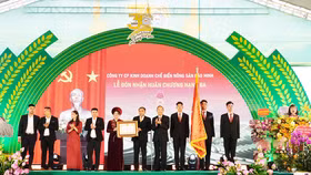 Thừa ủy quyền Chủ tịch nước, Thứ trưởng Bộ Nông nghiệp và Môi trường Phùng Đức Tiến đã trao Huân chương Lao động hạng Ba cho Công ty Cổ phần Kinh doanh Chế biến Nông sản Bảo Minh