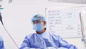 Bác sĩ Thụy đang tiến hành can thiệp cho bệnh nhân