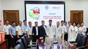 Đại diện Bệnh viện Đà Nẵng, HDBank tại Lễ bàn giao triển khai hồ sơ bệnh án điện tử (EMR) tại Bệnh viện Đà Nẵng, ngày 25/9/2025