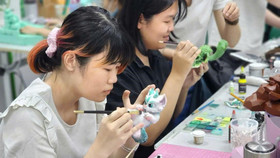 Sinh viên lên ý tưởng và tự tay thiết kế sinh vật ngay trên lớp