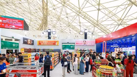 Gian hàng WinMart thu hút đông đảo khách tham quan mua sắm tại Hội chợ mùa thu 2025