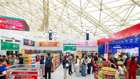 Gian hàng WinMart thu hút đông đảo khách tham quan mua sắm tại Hội chợ mùa thu 2025