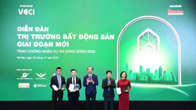 Ông Nguyễn Thanh Hưng, Phó Tổng Giám Đốc Tập đoàn Sunshine (ngoài cùng bên trái) cùng các đơn vị nhận chứng nhận và kỷ niệm chương hạng mục giải Dự án tiềm năng