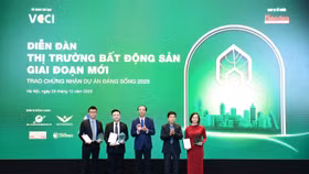 Ông Nguyễn Thanh Hưng, Phó Tổng Giám Đốc Tập đoàn Sunshine (ngoài cùng bên trái) cùng các đơn vị nhận chứng nhận và kỷ niệm chương hạng mục giải Dự án tiềm năng