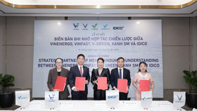 Đại diện các công ty VinEnergo, VinFast, V-GREEN, Xanh SM trao biên bản ghi nhớ hợp tác chiến lược với Tổng Công ty IDICO