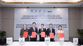 Đại diện các công ty VinEnergo, VinFast, V-GREEN, Xanh SM trao biên bản ghi nhớ hợp tác chiến lược với Tổng Công ty IDICO