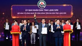 Ông Nguyễn Trọng Hùng, Giám đốc Sở thông tin và Truyền thông lên nhận giải thưởng về “Mô hình Tổ công nghệ số cộng đồng trên địa bàn tỉnh Lạng Sơn”