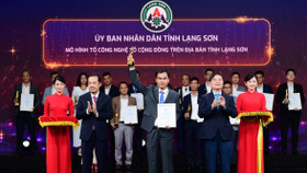 Ông Nguyễn Trọng Hùng, Giám đốc Sở thông tin và Truyền thông lên nhận giải thưởng về “Mô hình Tổ công nghệ số cộng đồng trên địa bàn tỉnh Lạng Sơn”