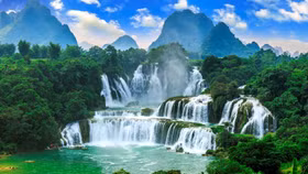 Vẻ đẹp của thác Bản Giốc thu hút đông đảo du khách quốc tế đến với Cao Bằng