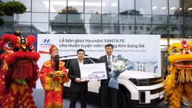 Tổng Giám đốc Hyundai Thành Công Việt Nam Nguyễn Anh Tú chính thức bàn giao chiếc Santa Fe Calligraphy 2.5 Turbo cho ông Kim Sang Sik