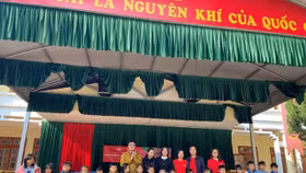 Trao học bổng cho học sinh trường nội trú tại trường Tiểu học, THCS Mường Thải, huyện Phù Yên, tỉnh Sơn La