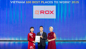 Đại diện ROX Group tại sự kiện vinh danh trong “top 100 Nơi làm việc tốt nhất Việt Nam 2025” và chứng nhận “Nguồn nhân lực hạnh phúc"