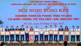 Phó Tổng Giám đốc SHB Ninh Thị Lan Phương (áo dài cam đỏ) đại diện ngân hàng nhận Bằng khen của Thủ tướng Chính phủ