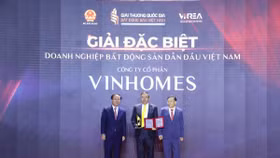 Ông Phạm Thiếu Hoa, Chủ tịch Hội đồng Quản trị Công ty Cổ phần Vinhomes nhận giải đặc biệt - Doanh nghiệp bất động sản dẫn đầu Việt Nam