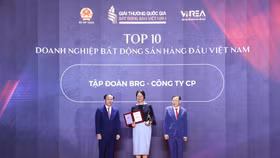 Bà Trần Tuyết Nhung Phó tổng Giám đốc Tập đoàn BRG nhận danh hiệu giải thưởng top 10 Doanh nghiệp Bất động sản hàng đầu Việt Nam