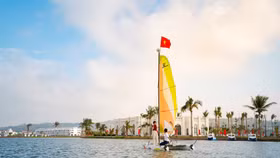 Khu biển hồ rộng 4,5 ha lý tưởng cho các hoạt động thể thao trên nước