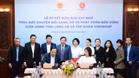 Đại diện UBND tỉnh Long An và đại diện Tập đoàn Vingroup ký biên bản ghi nhớ hợp tác toàn diện
