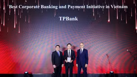 Ông Bùi Quang Cương, Phó Tổng Giám đốc TPBank nhận giải thưởng từ đại diện The Asian Banker