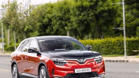 VF 8 Lux màu đỏ sang trọng