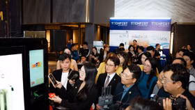 Đại diện HanaGold hướng dẫn sử dụng máy mua bán vàng tự động HanaGold ATM