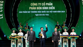 Ông Ngô Văn Đông, Tổng Giám đốc Công ty Cổ phần Phân bón Bình Điền đón nhận biểu trưng Thương hiệu quốc gia cho sản phẩm Phân bón Đầu Trâu