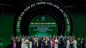 Thủ tướng Phạm Minh Chính trao biểu trưng Thương hiệu quốc gia cho đại diện VNPT VinaPhone