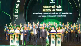 Đại diện ROX Key nhận chứng nhận sản phẩm đạt Thương hiệu quốc gia 2024